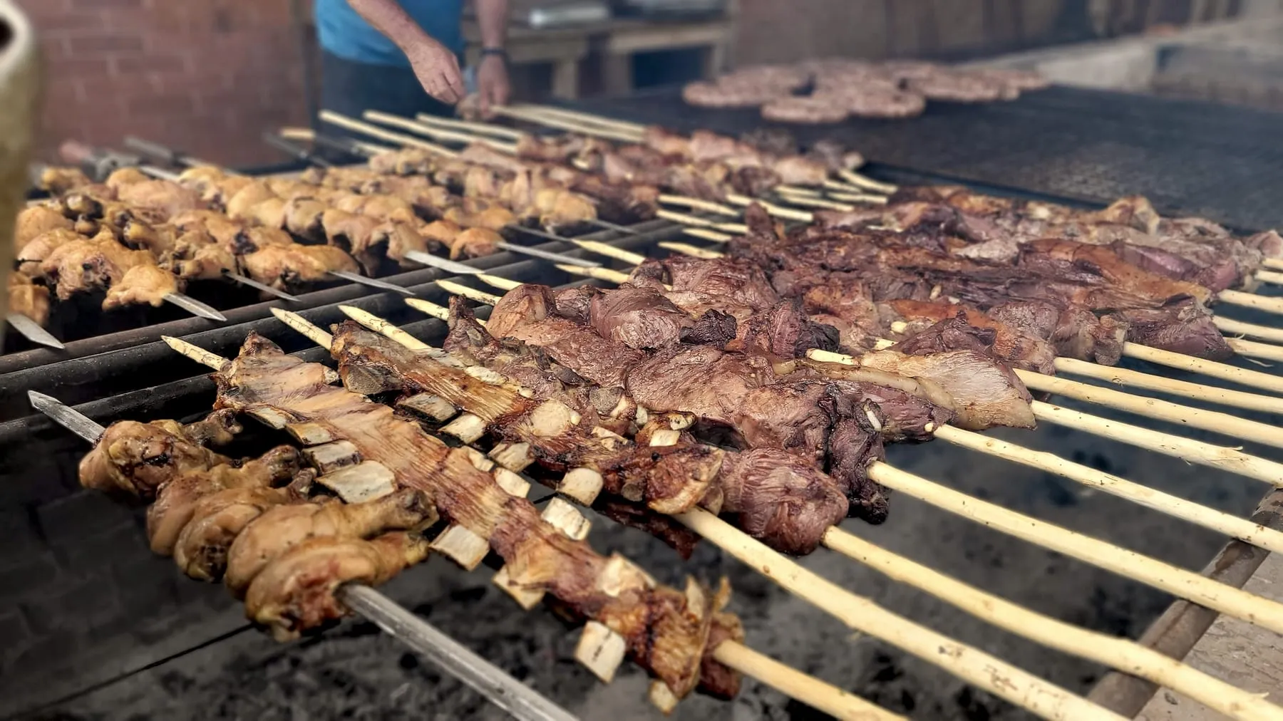 Asado a la leña en varillas, con carne vacuna, cerdo y pollo